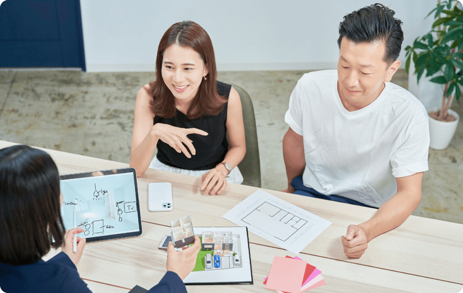 男性と女性が会話をしている様子の画像
