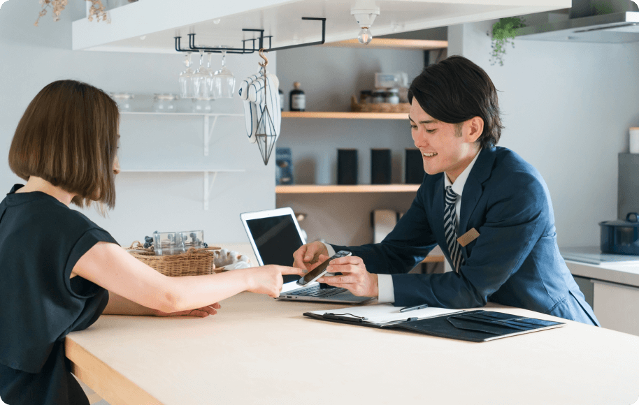 男性と女性が会話をしている様子の画像