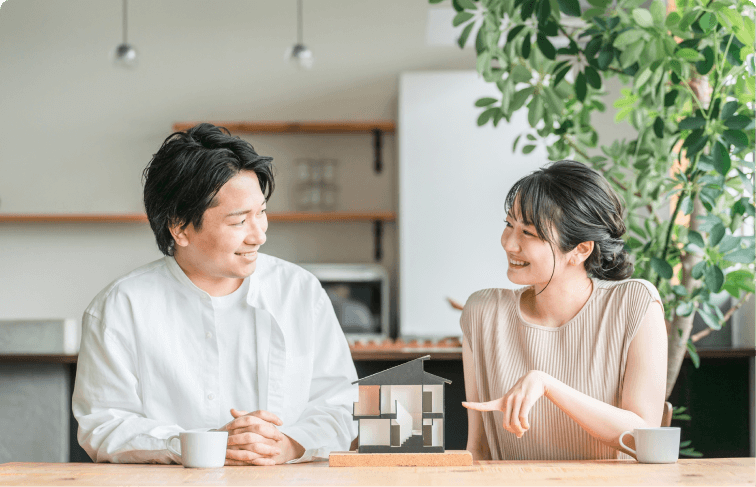 男性と女性が会話をしている様子の画像