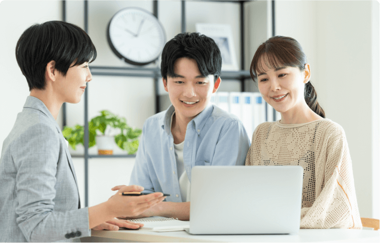 男性と女性が会話をしている様子の画像