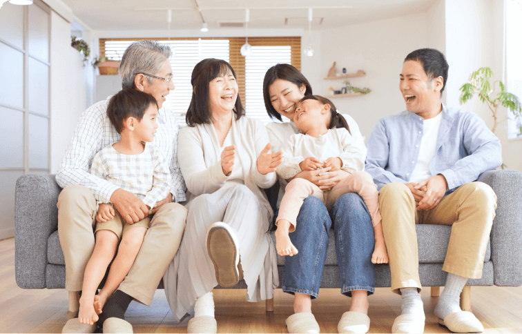 男性と女性が会話をしている様子の画像