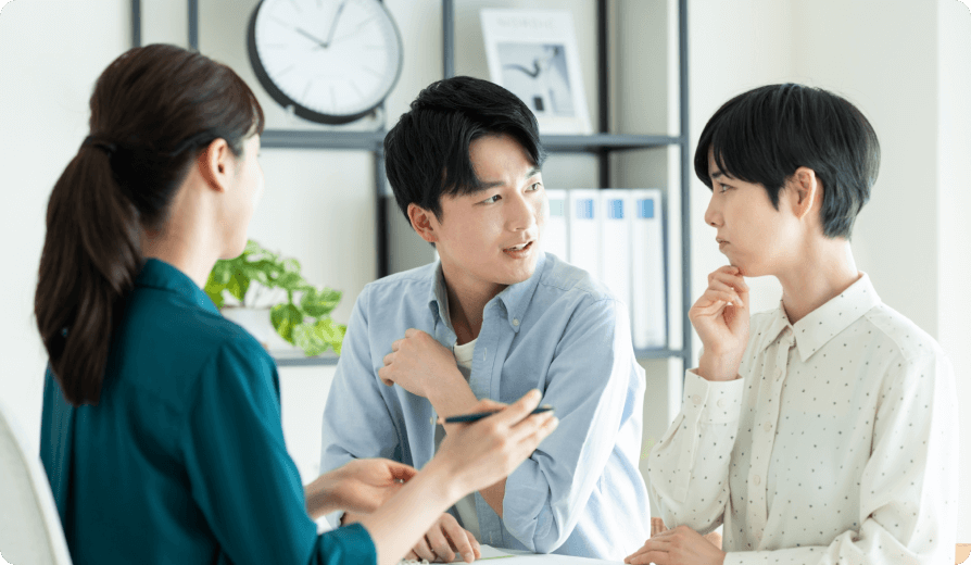 男性と女性が会話をしている様子の画像