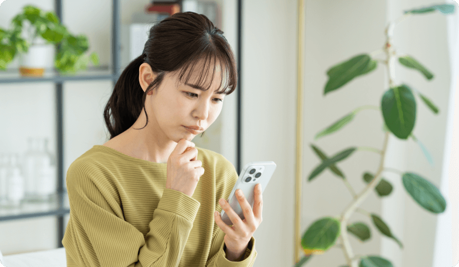 女性が悩んでいる様子の画像