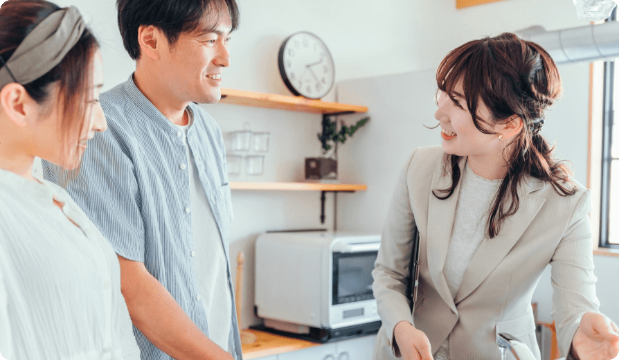 男性と女性が会話をしている様子の画像
