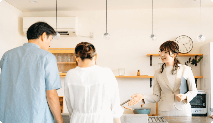 男性と女性が会話をしている様子の画像